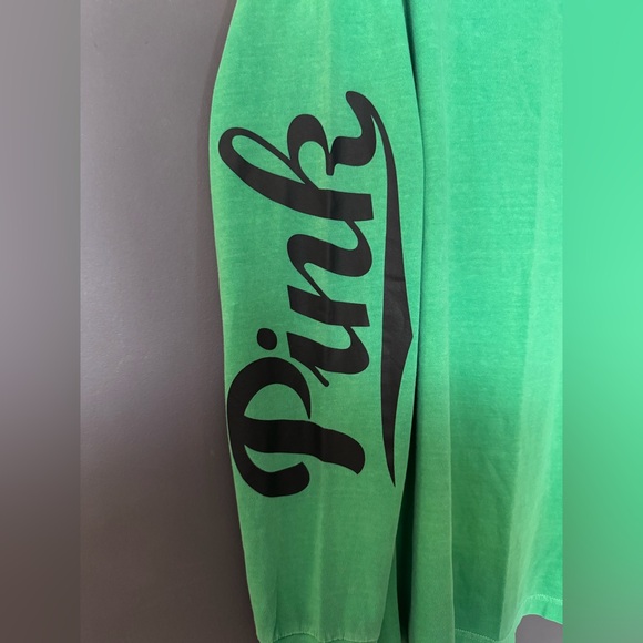 ❌SOLD❌ VS PINK LONG SLEEVE CAMPUS TEE SHIRT GREEN BLACK SCRIPT BLOCK LOGO NWOT - Picture 6 of 6